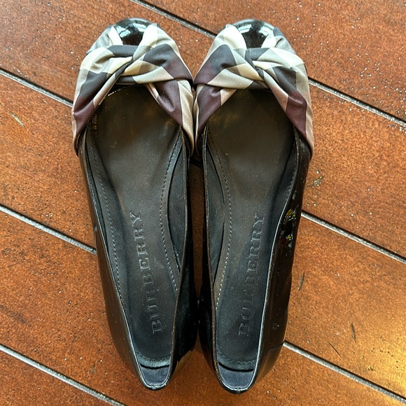 BURBERRY Patent Leather Flats. Size 36. Excellent condition! - Picture 1 of 15